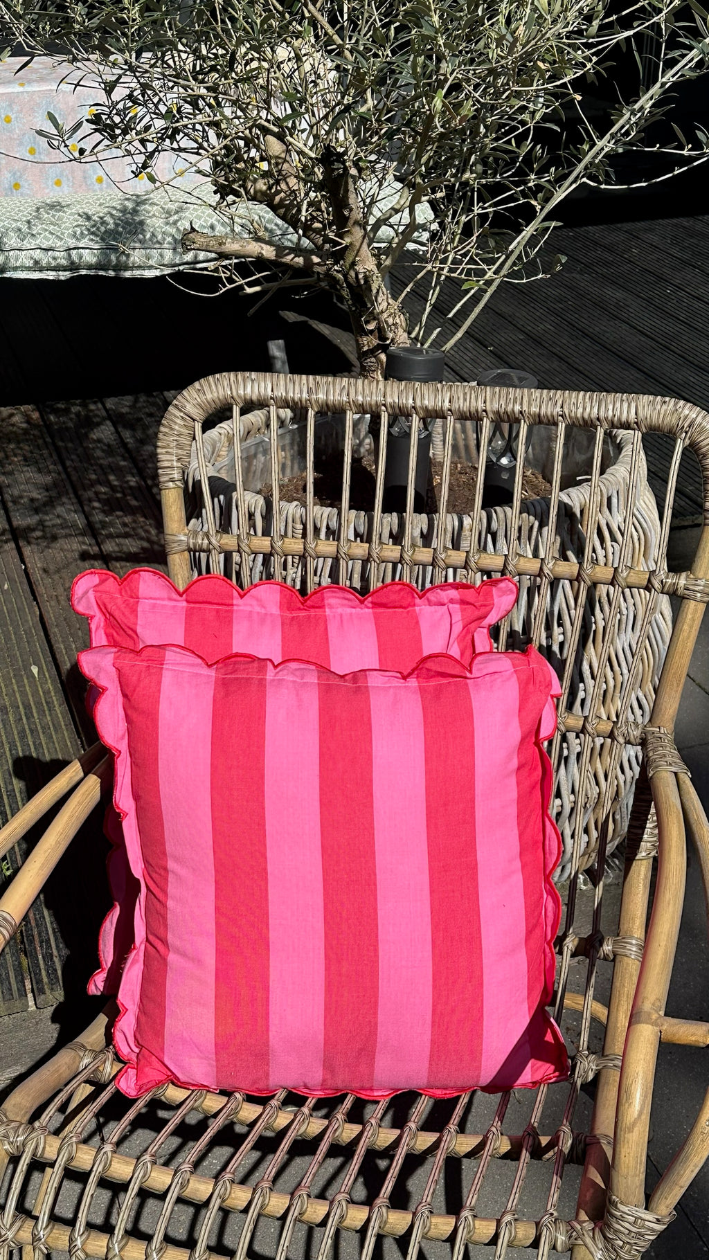 Kussen - frills striped roze